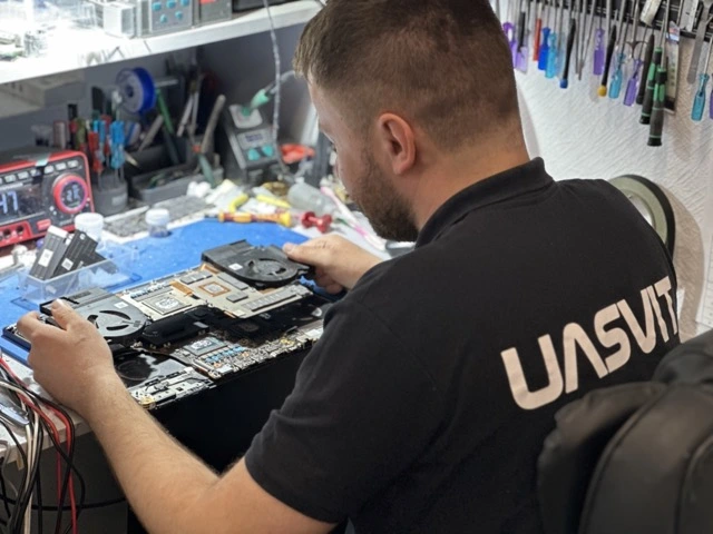 Laptop dust cleaning